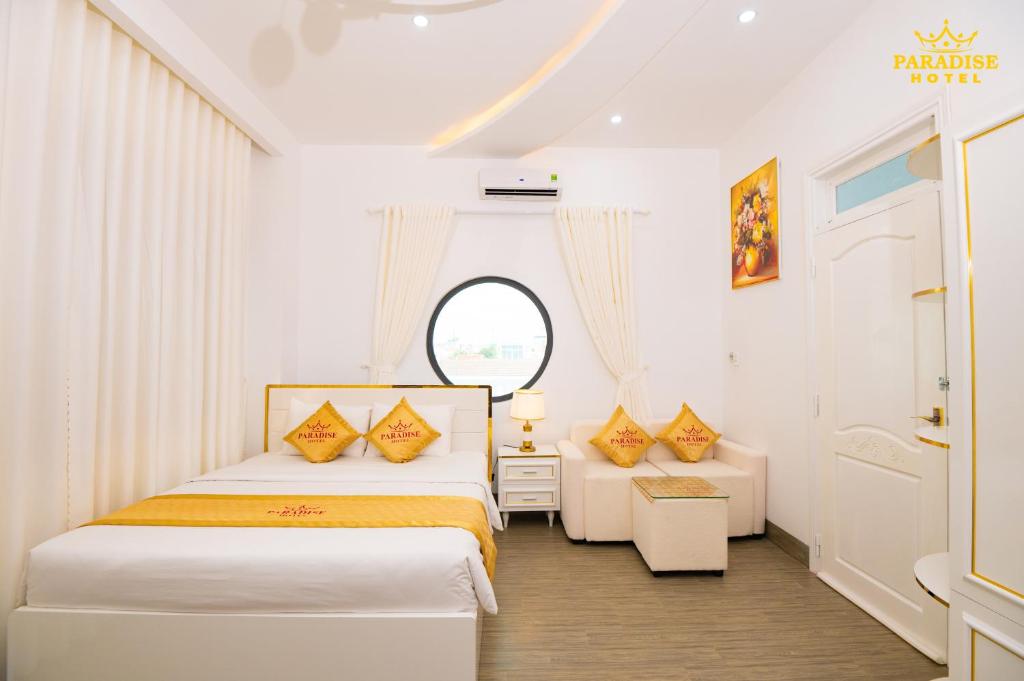 Phu YenParadise Hotel & Homestay access alley 100m的一间卧室设有两张床和窗户。