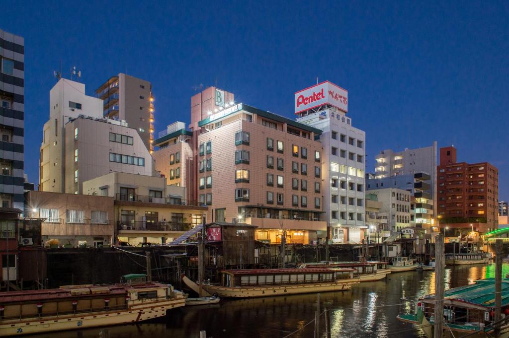 东京贝尔蒙酒店的城市河流中的一群船
