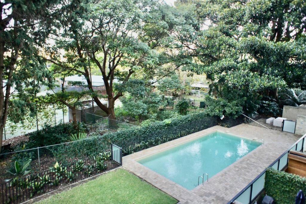 悉尼Lovely refurbished 1 bed near marina + parking的花园游泳池的顶部景色
