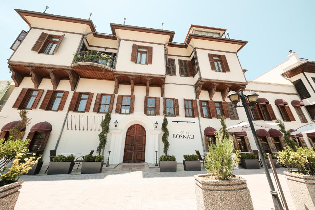 阿达纳Hotel Bosnali的天王城的一座建筑