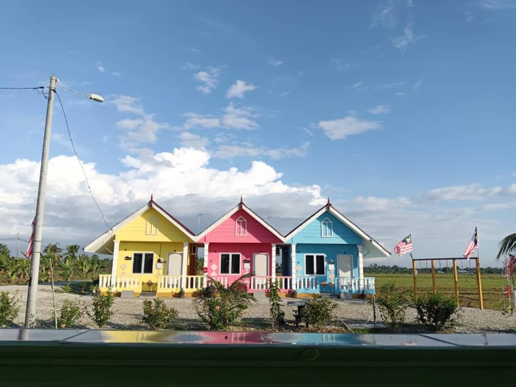 大港Laman D'Arni的海滩上一排色彩缤纷的房屋