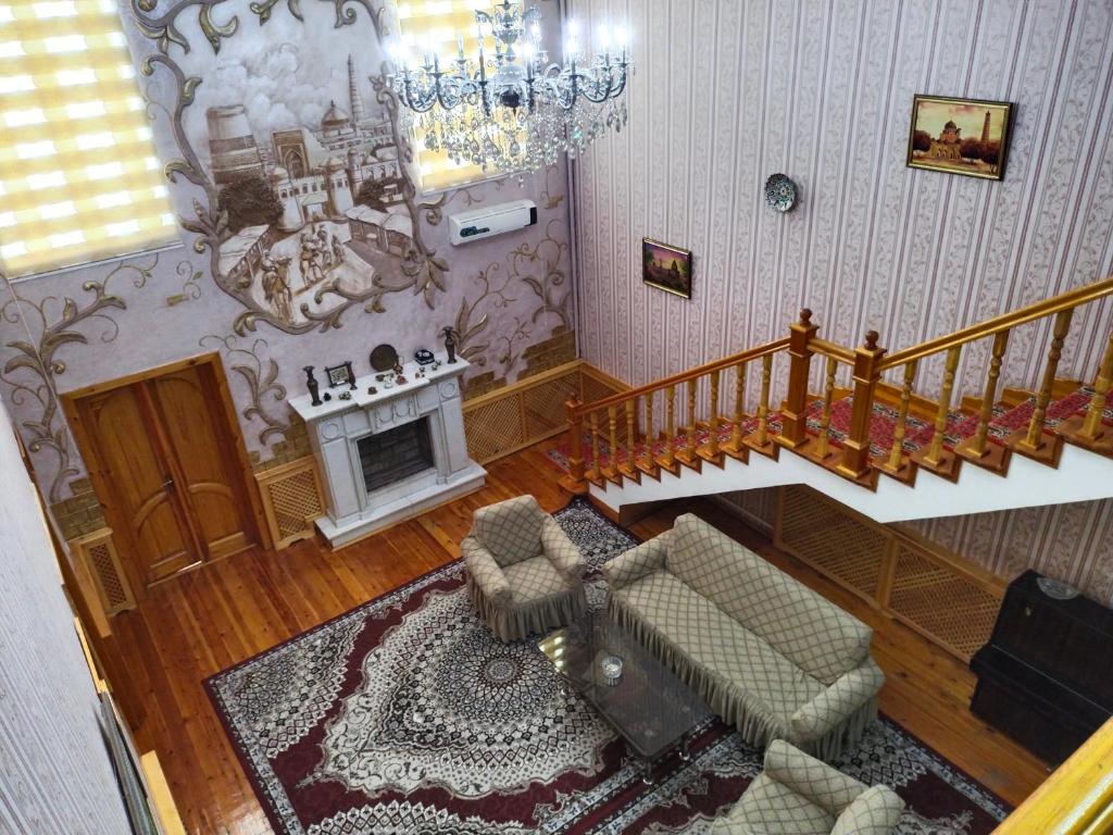 希瓦Sulton-Sayyor的客厅设有楼梯,享有高空的景色