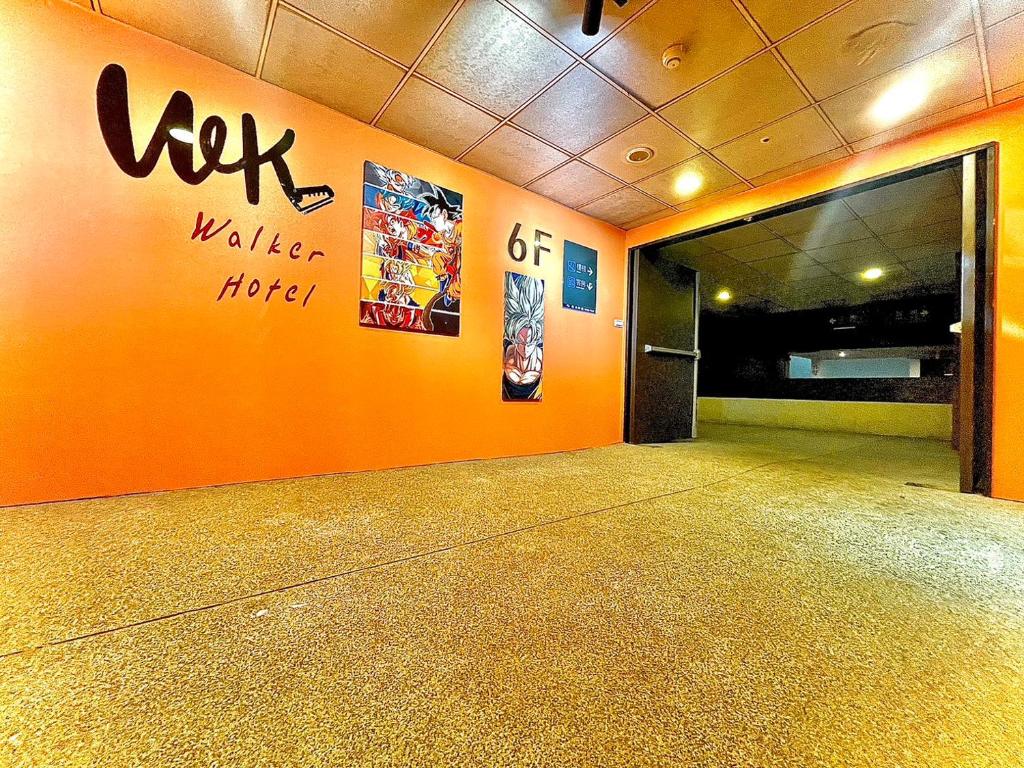 台北沃客商旅正义馆二馆的一个空房间,有一个橙色的墙,上面写着狼的字眼,底下是被吓醒的