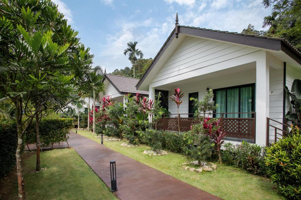 彭亨Villa Renai Resort的前面有小路的房子