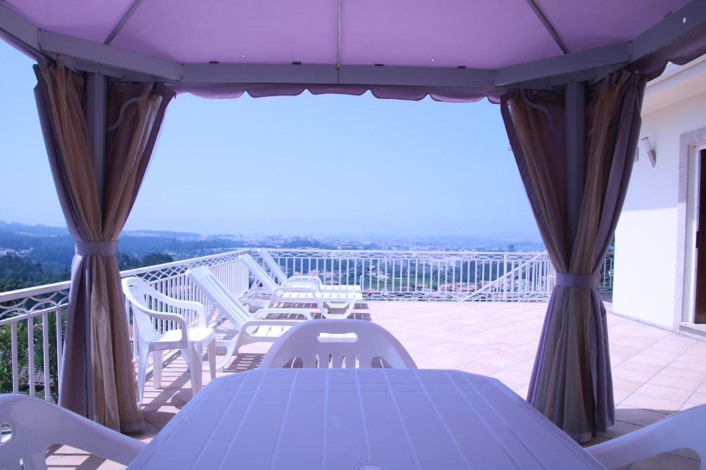 圣托·蒂尔索cerca do casal的阳台配有蓝色的桌子和椅子,甲板上