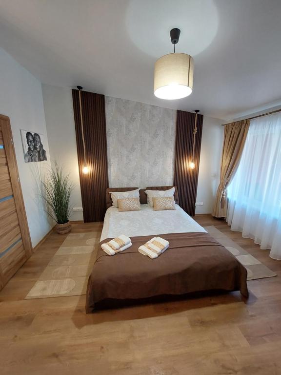 乌田纳Lapių Ola的一间卧室配有一张大床和两条毛巾
