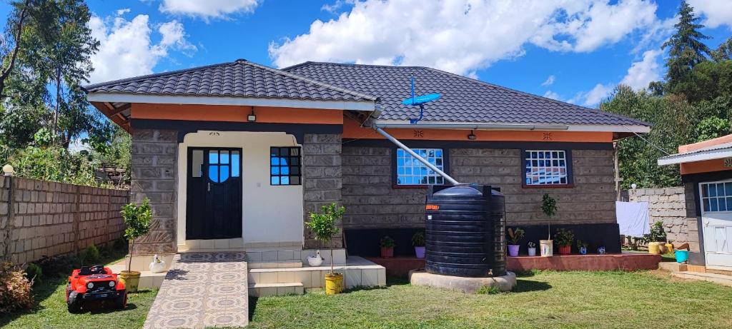埃尔多雷特Camp-Flo 3br Guest House-Eldoret的顶部有gps天线的房子