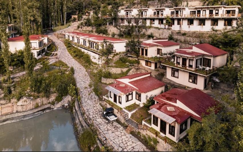 罕萨Offto Resort Hunza的享有河边房屋的空中景致