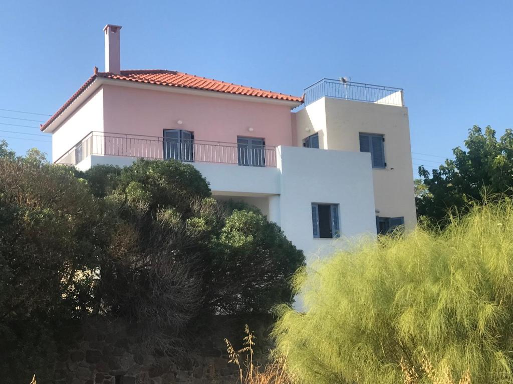VagiaAegina Vagia Sea Breeze Vacation Villa的一座树木茂密的山顶上的白色房子
