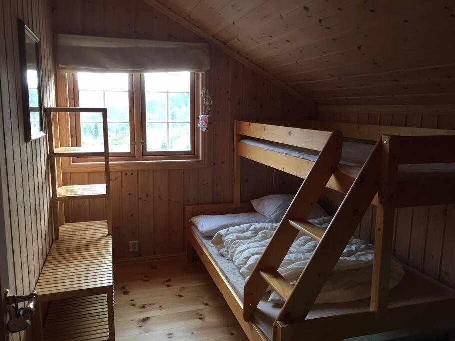 SønstebøBjørnehuset的小屋内的小房间,配有双层床