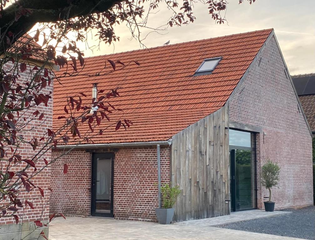 德塞尔Hoeve De Kleinheide的一座砖砌建筑,屋顶橙色