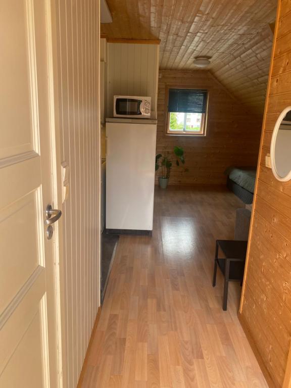 松达尔Sjarmerende leilighet的一间带冰箱和微波炉的厨房