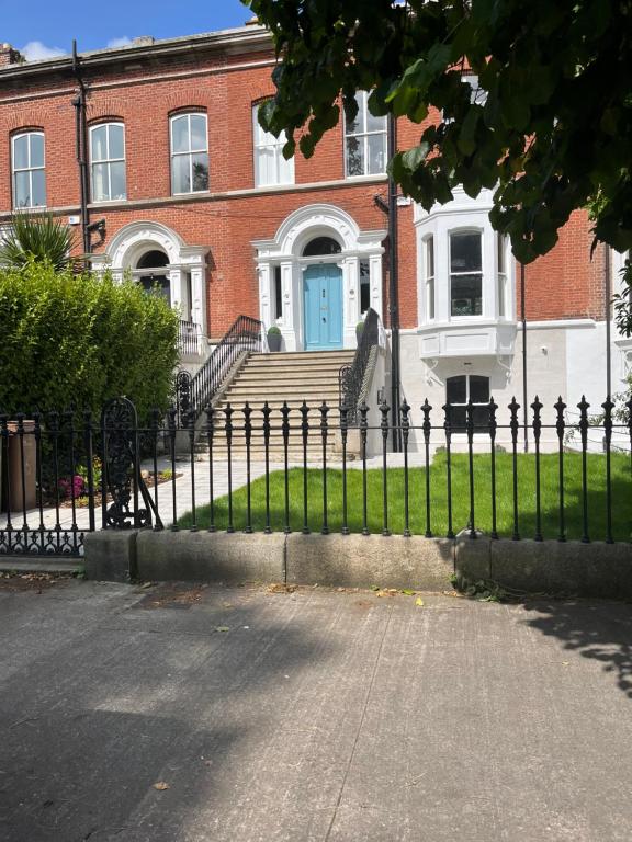 都柏林Kenilworth Square North的一座带蓝色门的房子前的围栏