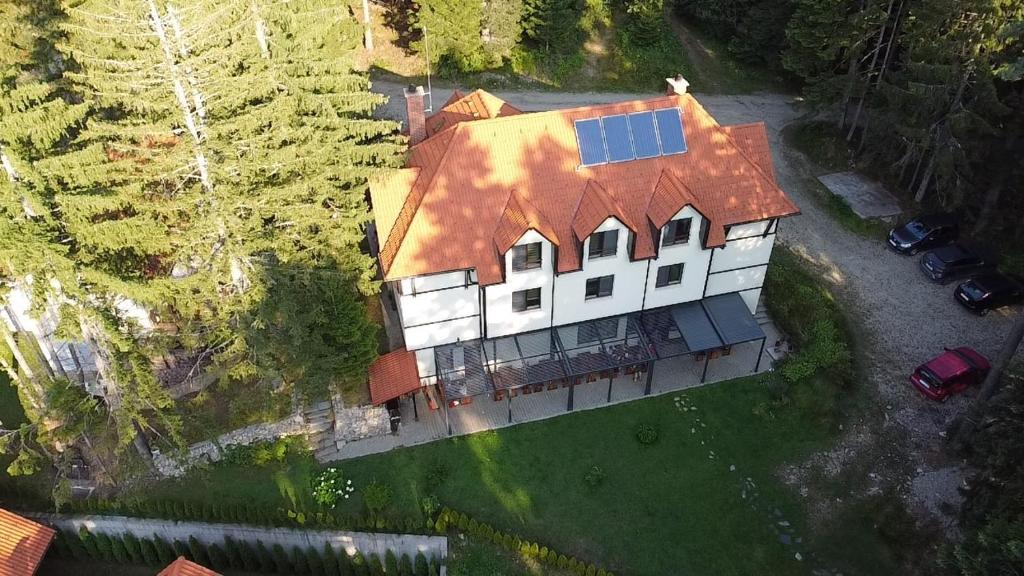 潘尼希特Villa Eva的享有带太阳能屋顶房屋的空中景致