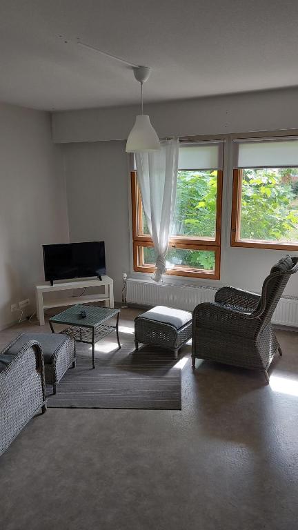 KauhajokiApartment in Kauhajoki, Yrjöntie 10的带沙发、电视和窗户的客厅