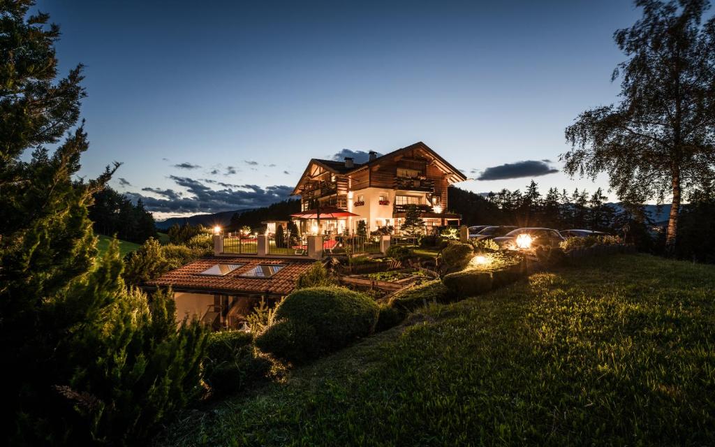 卡斯特尔罗托Alpin Boutique Villa Gabriela - Adults Only的夜空坐在山顶的房子