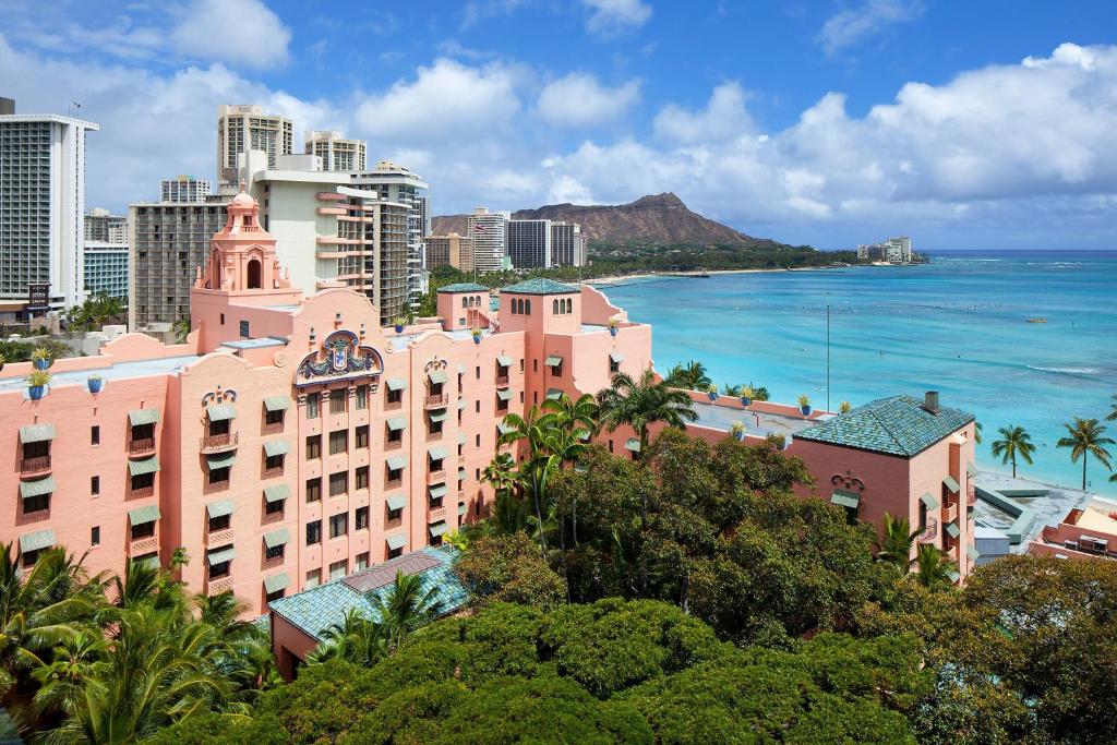 檀香山皇家夏威夷豪华威基基精选度假酒店的享有海洋和建筑的城市美景