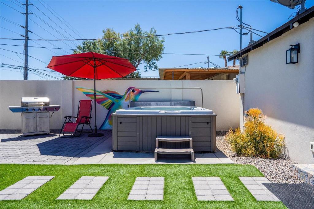 凤凰城The Urban Cowboy Bunk House的后院设有热水浴池和遮阳伞。