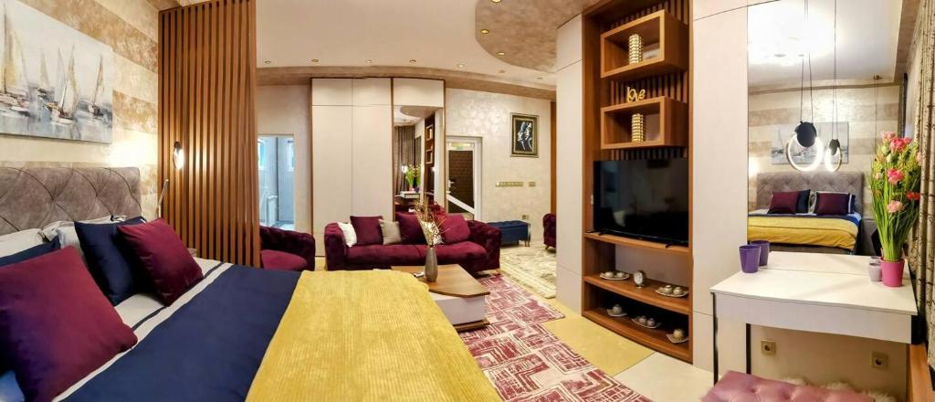 克拉列沃HELGA apartmani BOSS i PRESIDENT的酒店客房设有床和客厅。