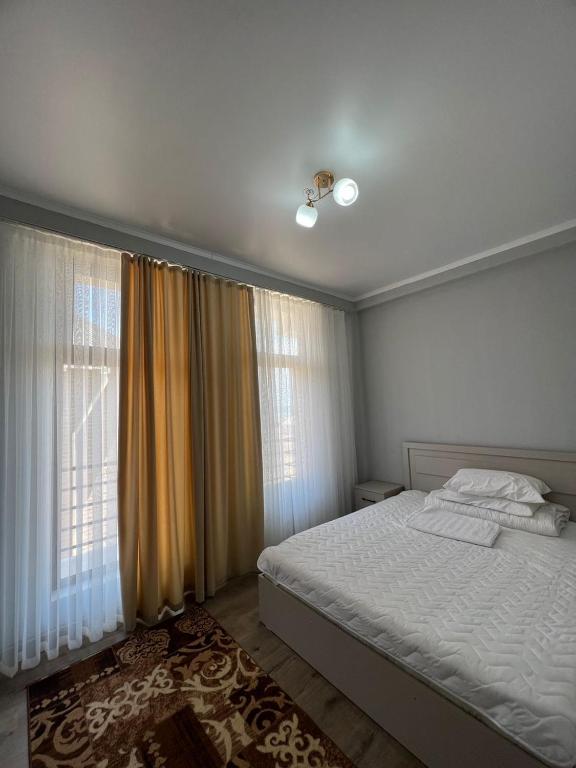 博斯特里Гостевой дом Razamlux的卧室配有白色的床和窗户。