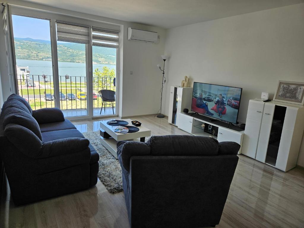 下米拉诺瓦茨Apartman Jovanovic的客厅配有2张沙发和1台平面电视