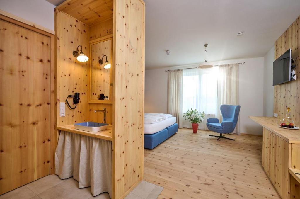 施特劳宾Hotel Der Einrichter的客房设有带一张床和一张书桌的卧室。