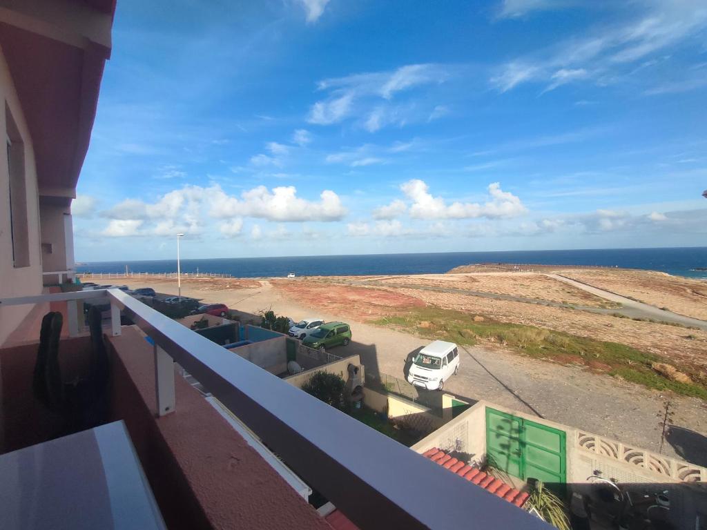 因赫尼奥Burrero Seasight的大楼的阳台享有海景。