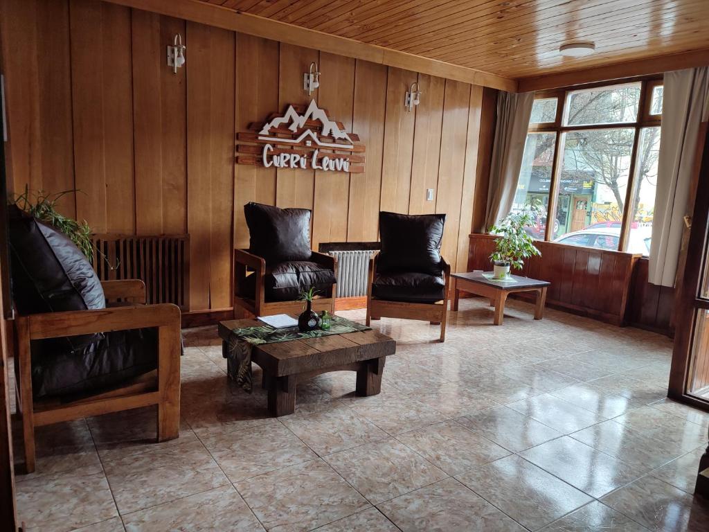 圣卡洛斯-德巴里洛切Hotel Curru Leuvu的大堂设有椅子、桌子和标志
