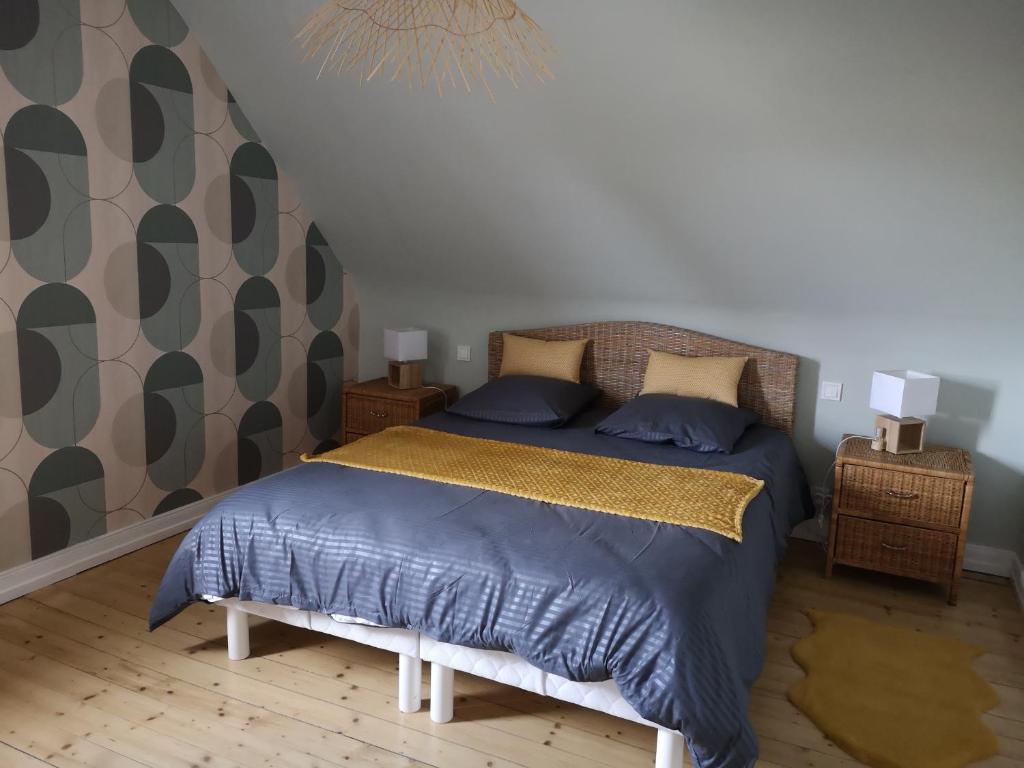 StaffelfeldenLe logis du mineur Chez Agnès et Joël的一间卧室配有一张带蓝色棉被的床