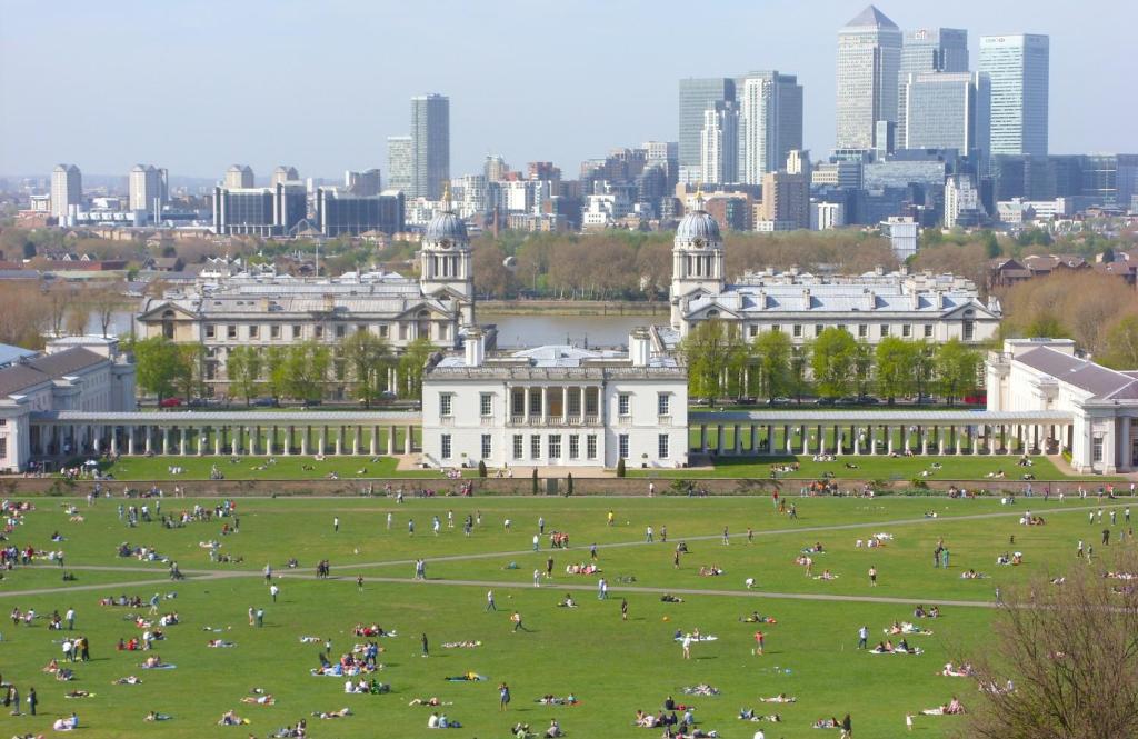 伦敦Royal Greenwich Hospitality的一座大公园,位于一座城市建筑前面
