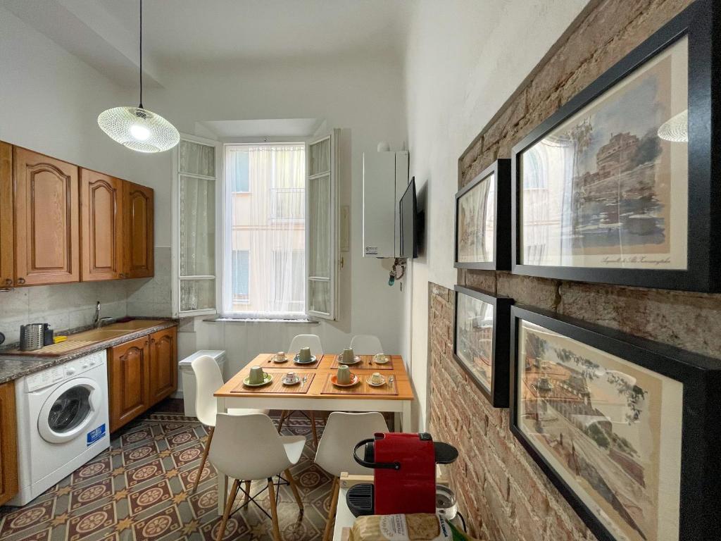 比萨La Casa di Eli的厨房配有桌子、水槽和微波炉