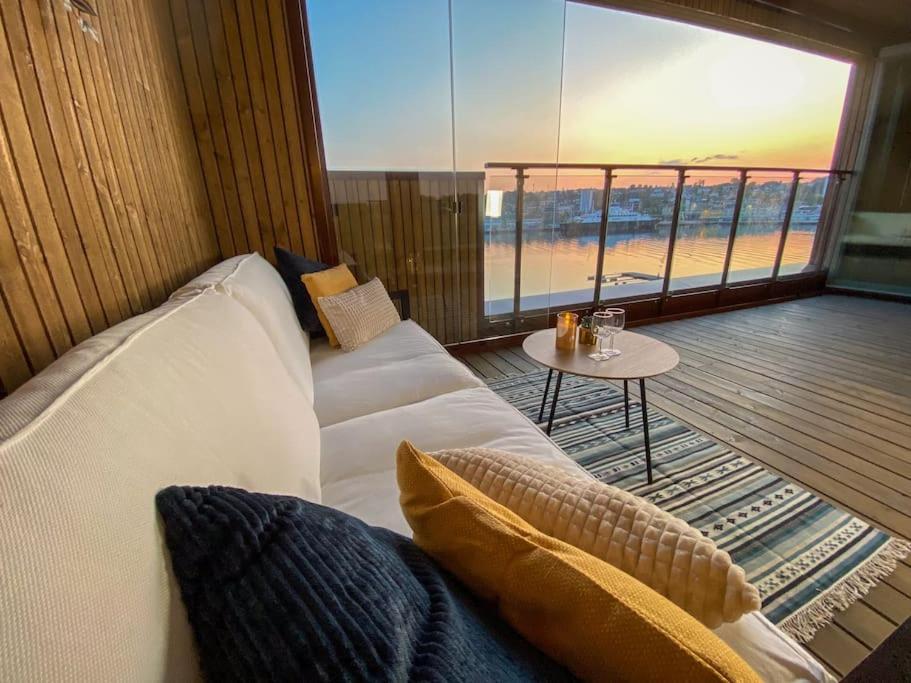 桑内斯Divine Seaview Terrace的客厅配有白色的沙发和桌子