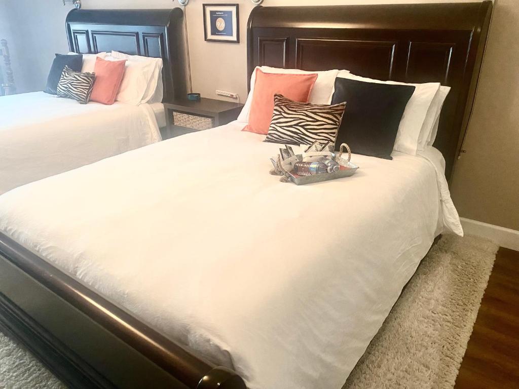 纳奈莫罗克伍德住宿加早餐旅馆的一间卧室配有两张带白色床单和枕头的床。
