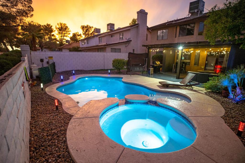 拉斯维加斯1800 SqFt House W/Heated Pool Spa 13Min From Strip的一座房子后院的游泳池
