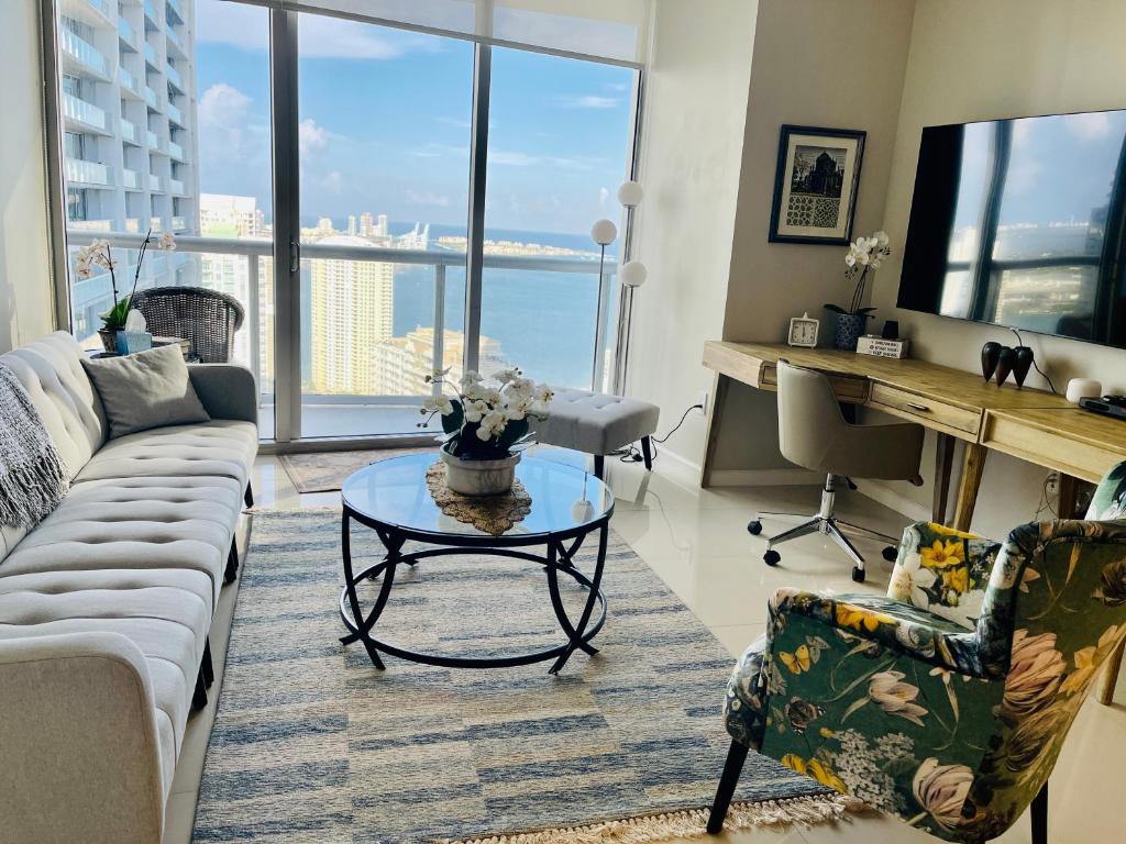 迈阿密Sun&Sea IconBrickell Unit的客厅配有沙发和桌子