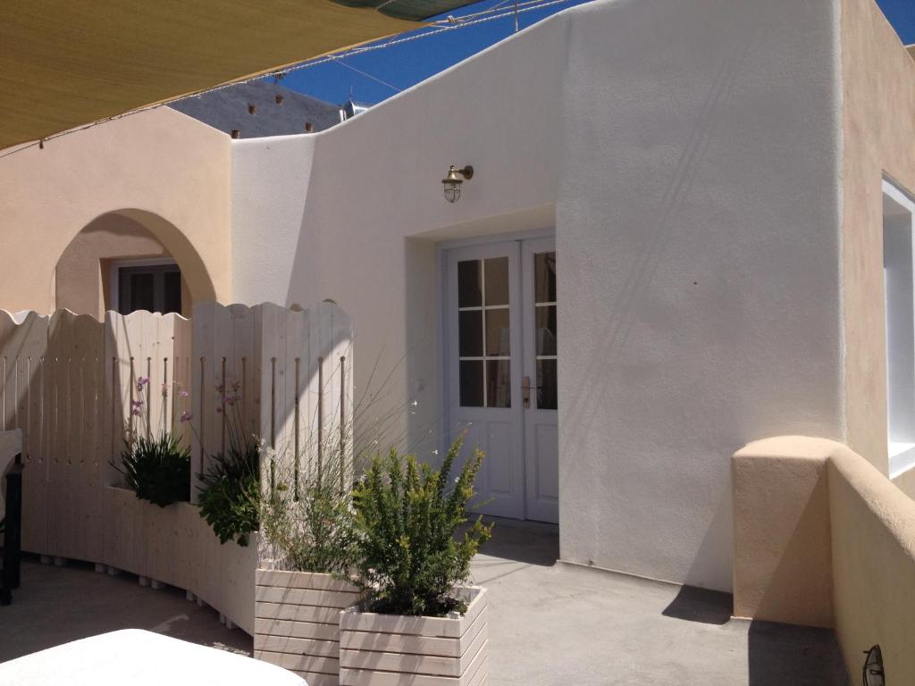 卡马利Sea view houses的白色的房子,有栅栏和门