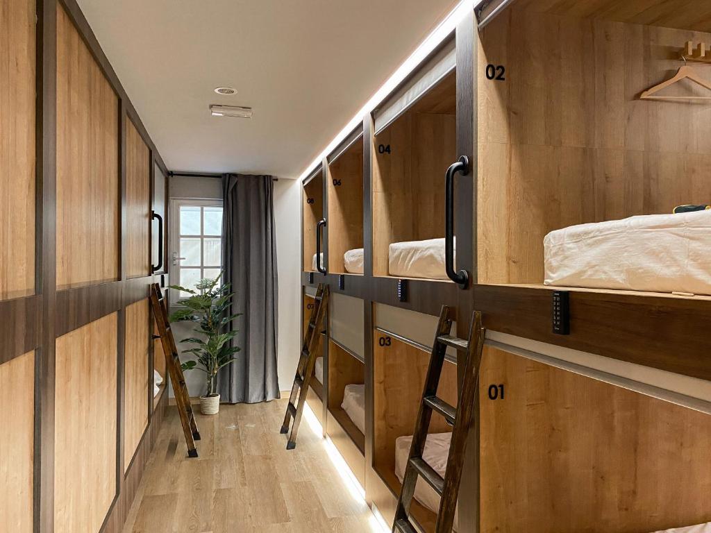 瓦伦西亚The POD Suite Hostel的一间设有一张双层床的房间