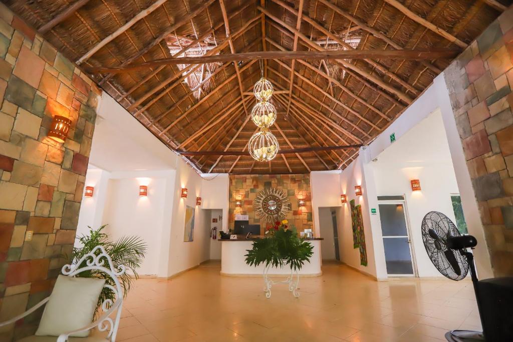 切图马尔玛雅秘密精品酒店 的大房间设有天花板和吊灯