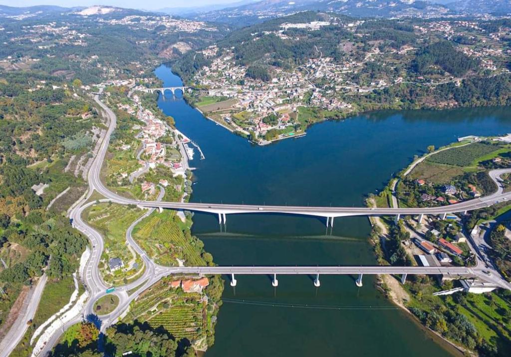 恩特雷里奥斯Burguesinha AL Entre-os-Rios的空中湖景桥景