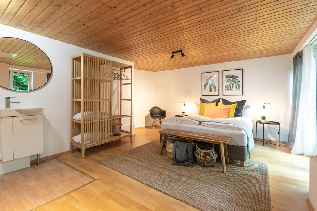 圣加仑Inn Joy Apartments - Sankt Gallen West的一间卧室设有一张床和木制天花板