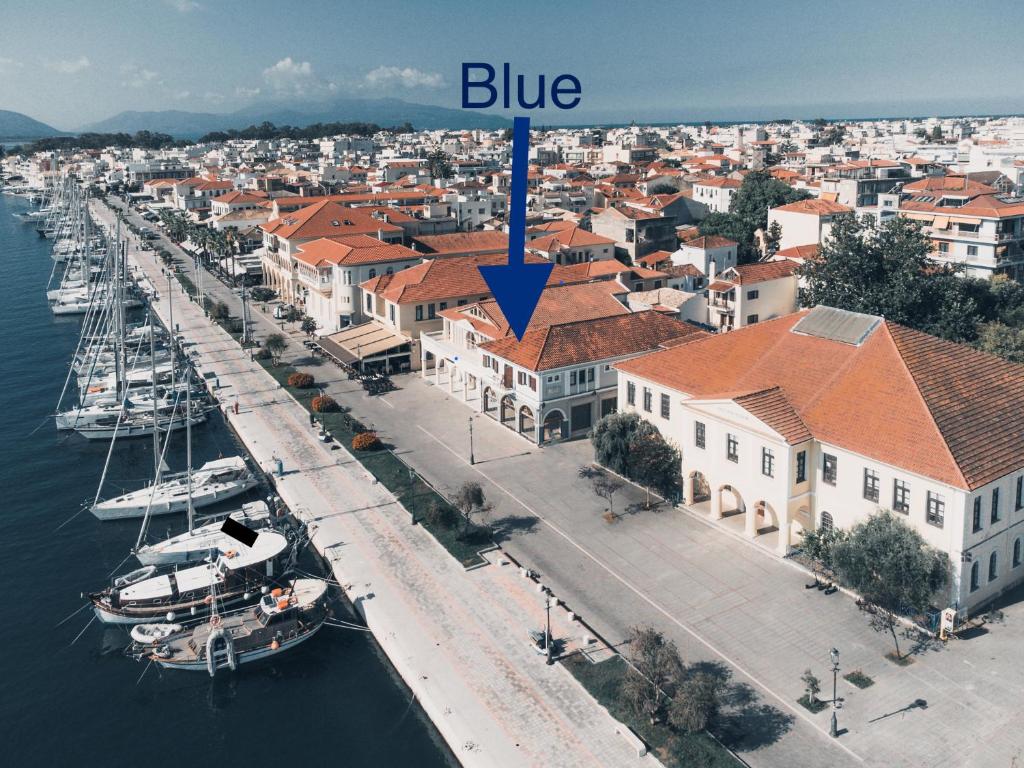 普雷韦扎BLUE LUXURY SUITES的享有码头的空中景色,设有建筑和船只