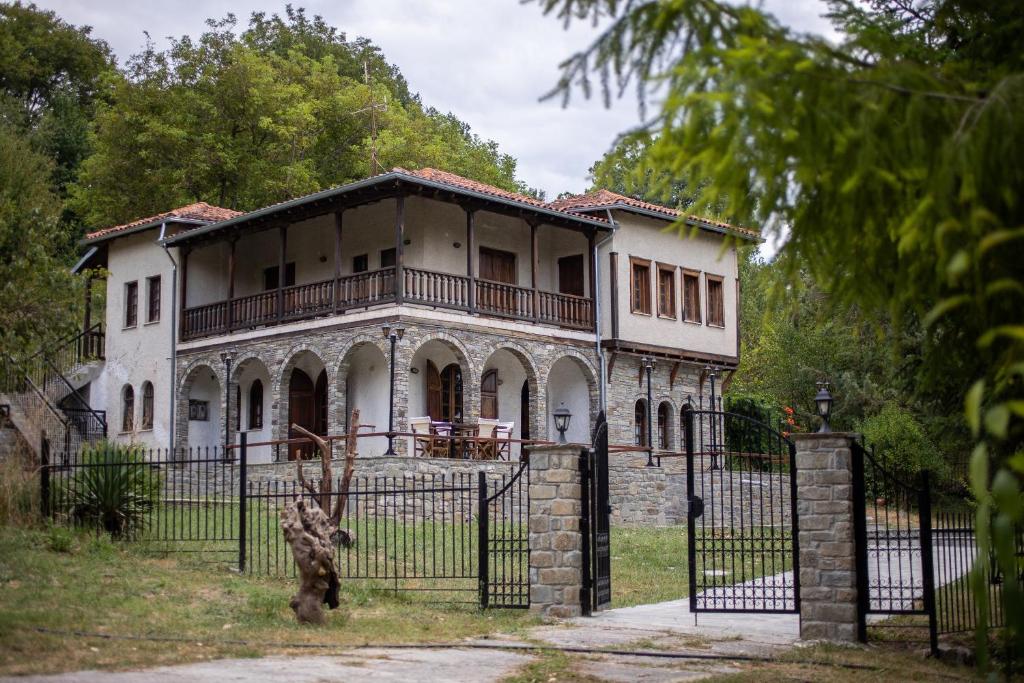 格雷韦纳Zenios Dionysos - Traditional villa的一座前方有栅栏的老房子
