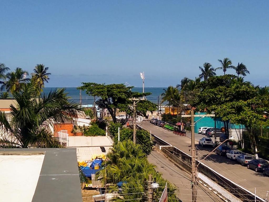 瓜鲁雅Tacos da Enseada的享有街道和大海的城市美景。