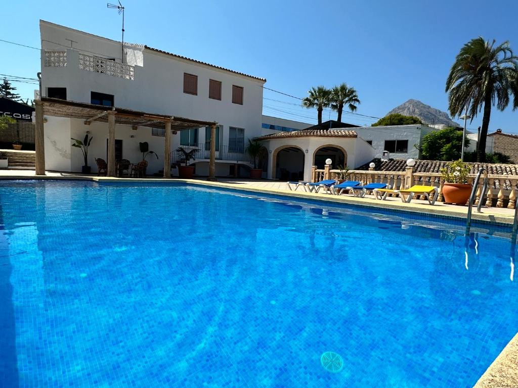 哈维亚Casa Maria Cecília的一座大蓝色游泳池,位于房子前
