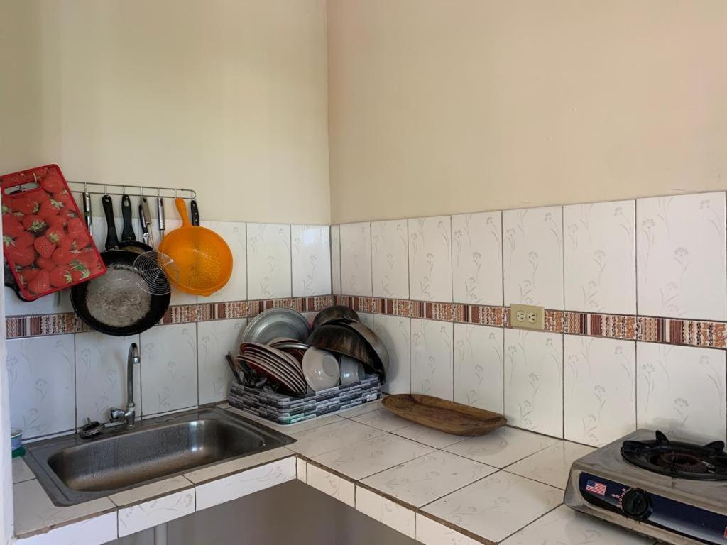 圣卡塔利娜岛Hostal Aguas Verdes的厨房柜台配有水槽和餐具