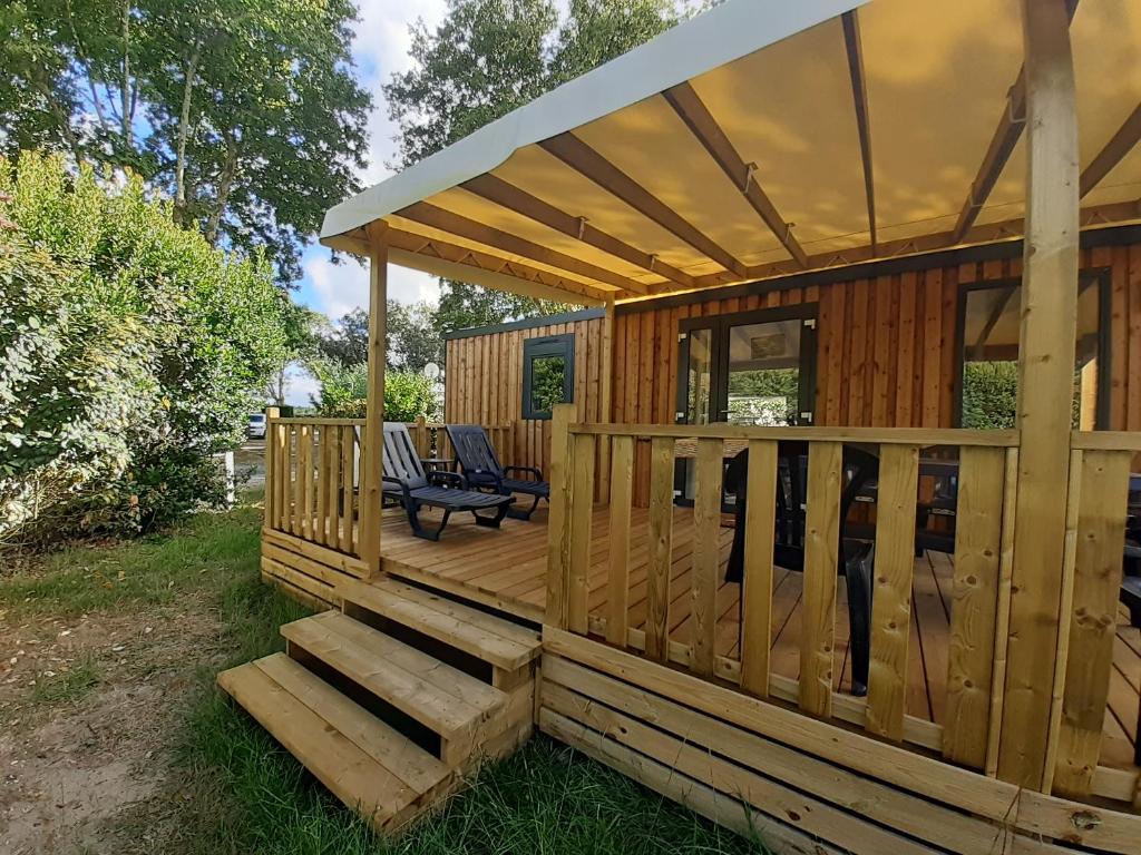 居让梅斯特拉Chez Laura et Cyril的小木屋设有1个带长凳的甲板