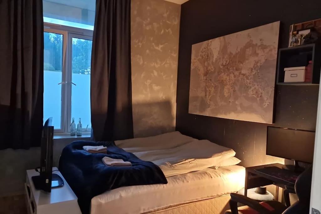 特隆赫姆Leilighet med utsikt ved bymarka的一间卧室配有一张带蓝色毯子的床