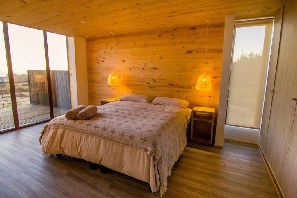 皮奇勒姆Lafk Lodge的一间设有床铺的卧室,位于带窗户的房间内