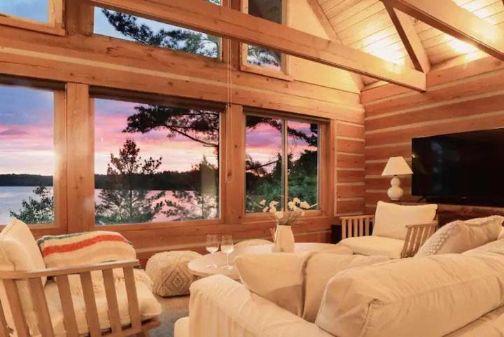 帕里桑德Luxury Waterfront Cottage的客厅配有白色家具和大窗户