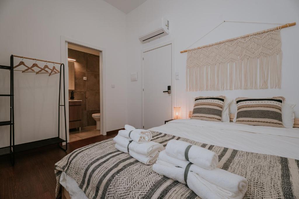 波尔图Porto Hostel Cúpula的一间卧室配有一张大床,上面有白色毛巾
